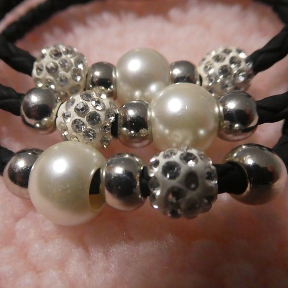 Magnetic Fastened Triple Loop Beaded Bracelet - Picture 3 of 8